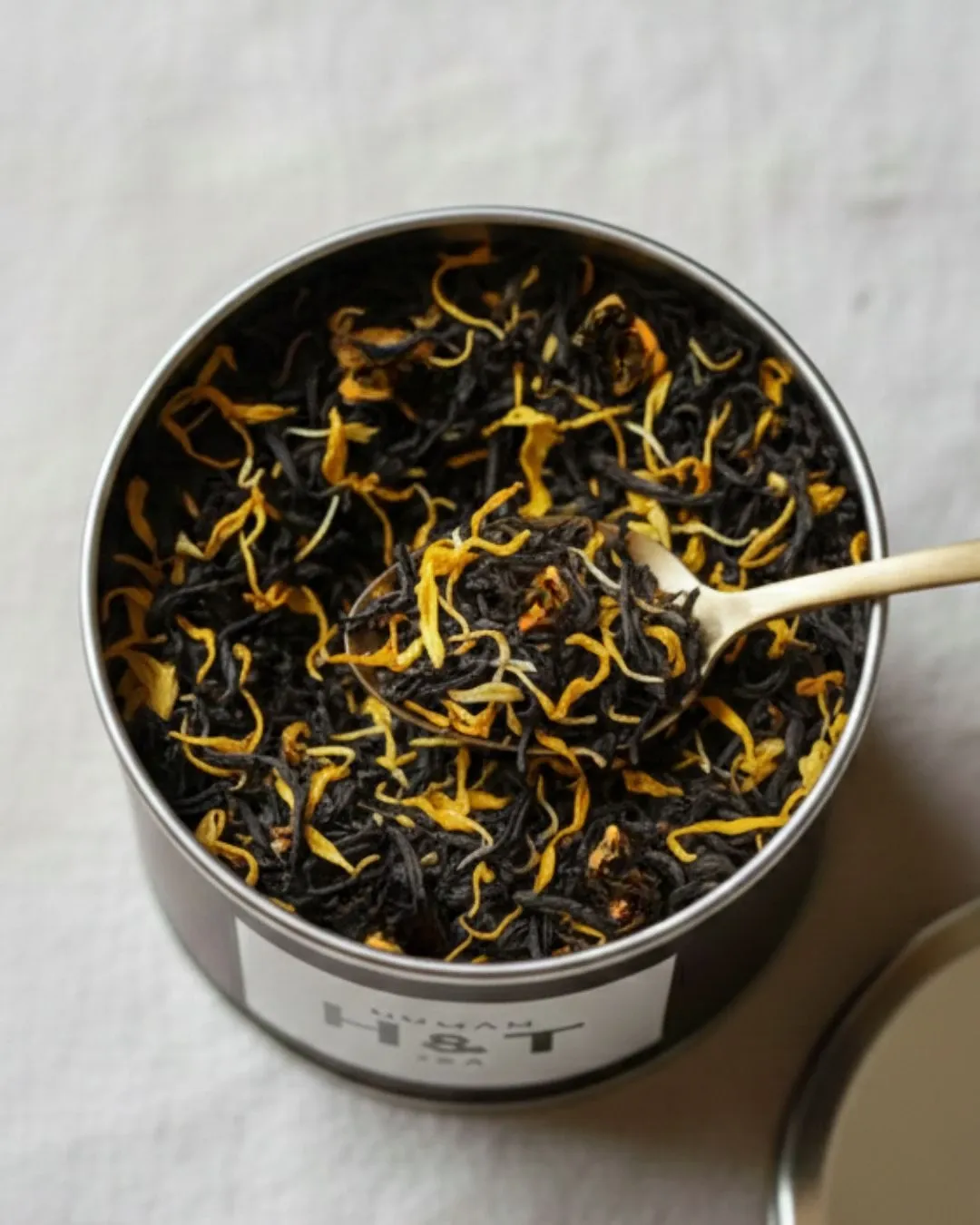 Octave – Thé noir Octave pêche de vigne — Mélange gourmand de thé noir, fruits et fleurs de souci bio