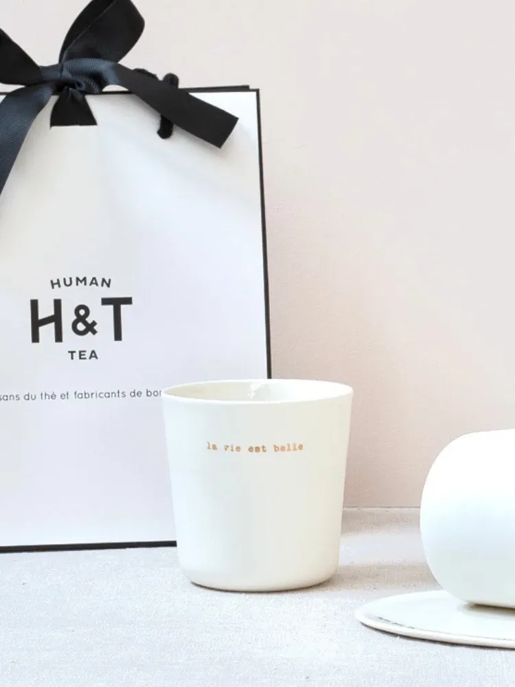 Tasse en porcelaine 350ml par Sophie Masson. Idéal pour vos pauses thé, supporte le chaud comme le froid et est un objet à la fois utile et décoratif.