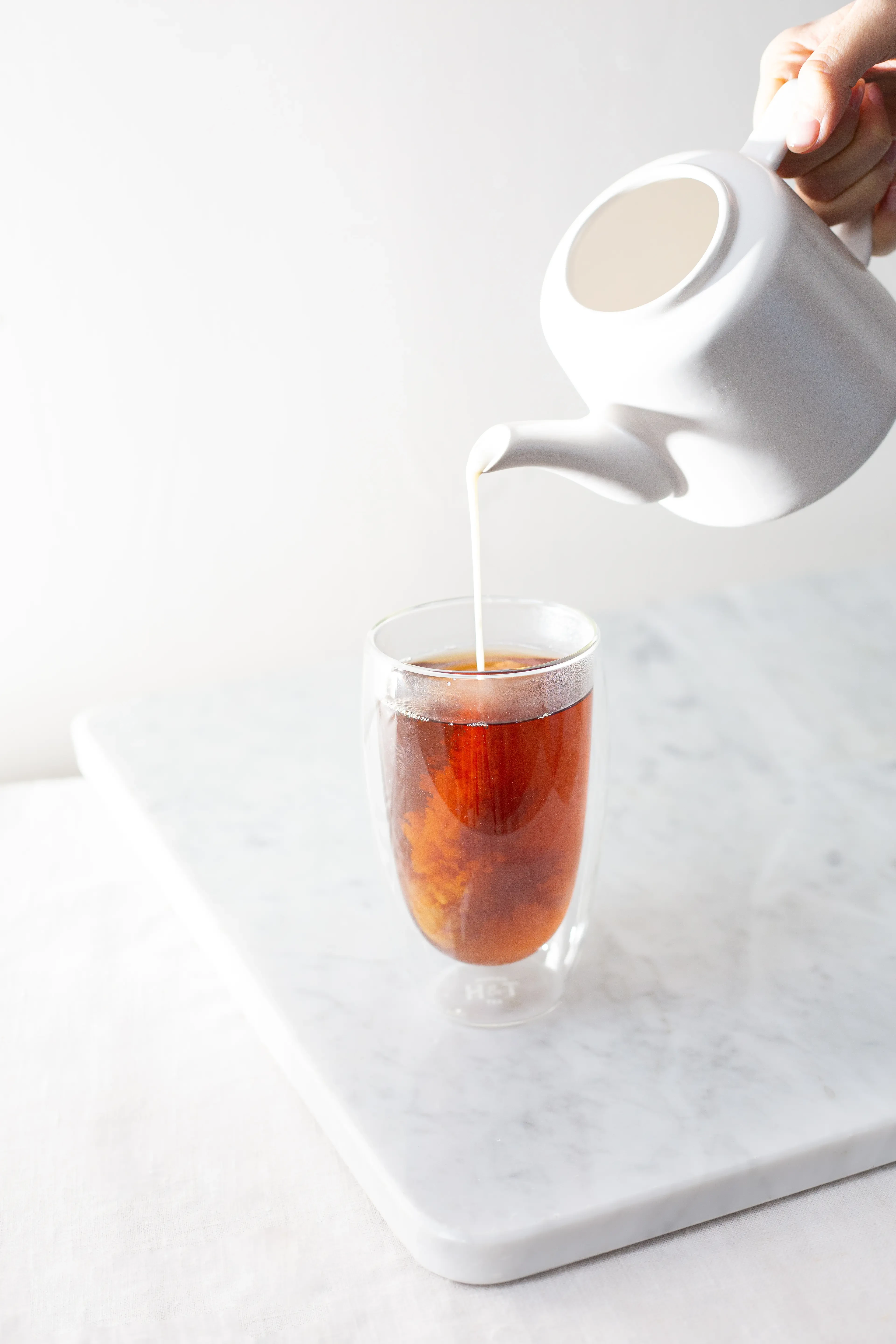 Préparation onctueuse d'un Thé Latte gourmand avec nuage de lait