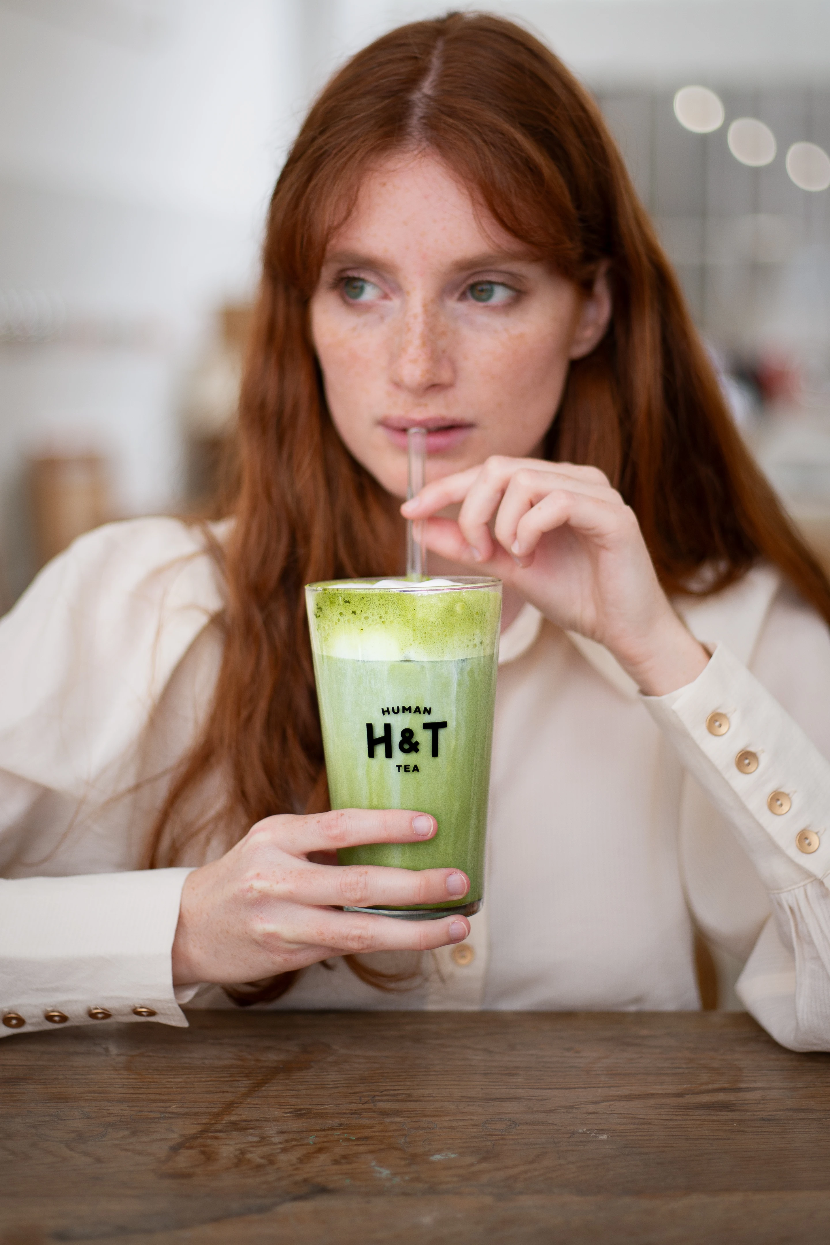 Matcha glacé latte frappé dans un verre sur lit de glaçons